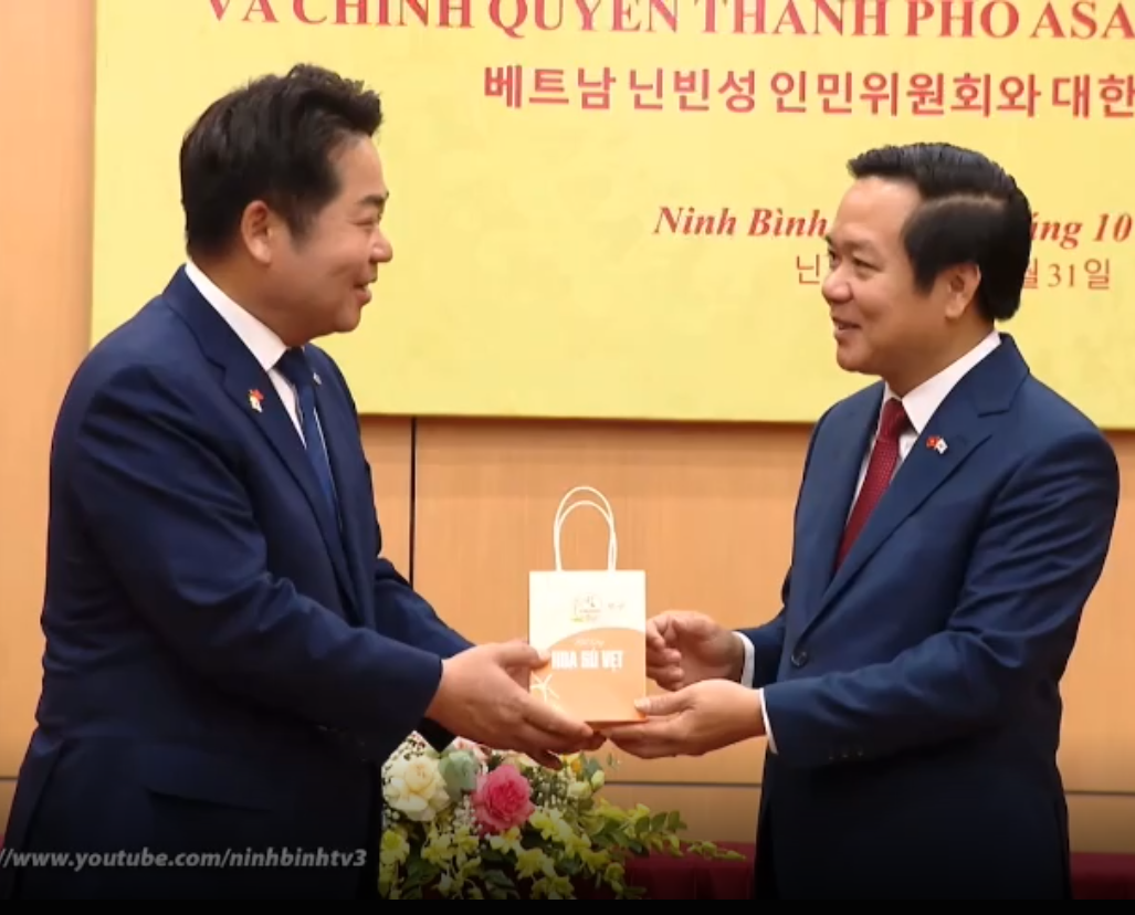 Sản phẩm của Công ty Cổ phần Thương mại Mật ong hoa sú vẹt biển Kim Sơn vinh dự là quà tặng của UBND tỉnh Ninh Bình dành tặng Chính quyền thành phố ASAN - Hàn Quốc thumbnail