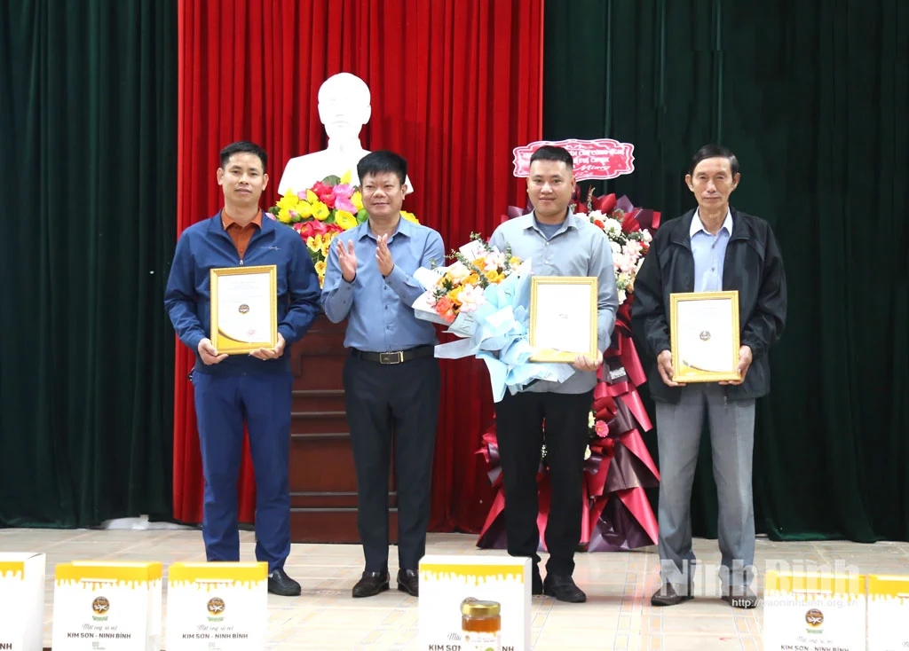 Trao giấy chứng nhận đăng ký nhãn hiệu chứng nhận sản phẩm cho Công ty Cổ phần Thương mại Mật ong hoa sú vẹt biển Kim Sơn thumbnail